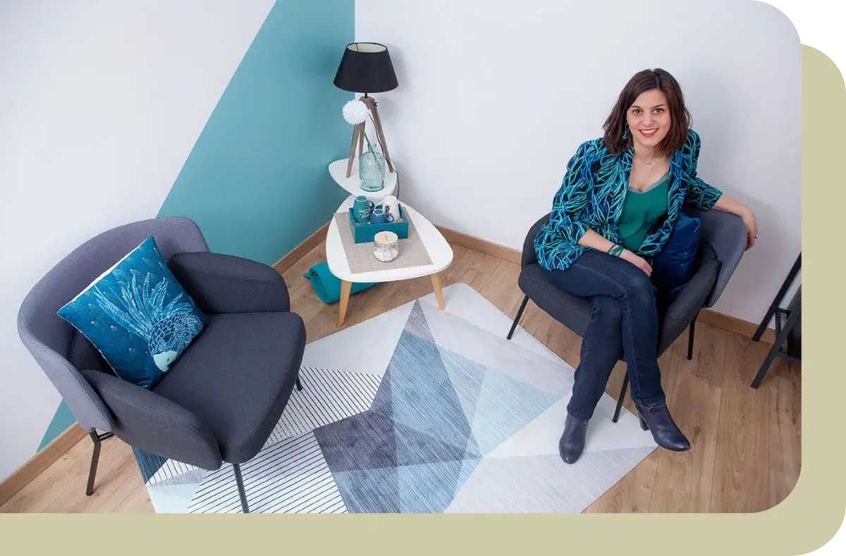 Une formatrice souriante vous accueille dans un espace convivial et moderne pour vos formations et bilans de compétences, dans un cadre propice à l'échange et à la réflexion professionnelle.