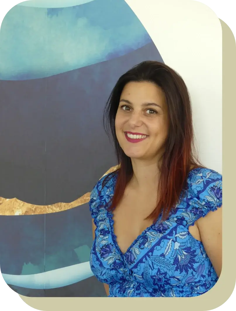 Élise Clerc, une formatrice souriante et professionnelle, experte en bilan de compétences et formations personnalisées, prête à vous accompagner dans votre développement professionnel et votre évolution de carrière.
