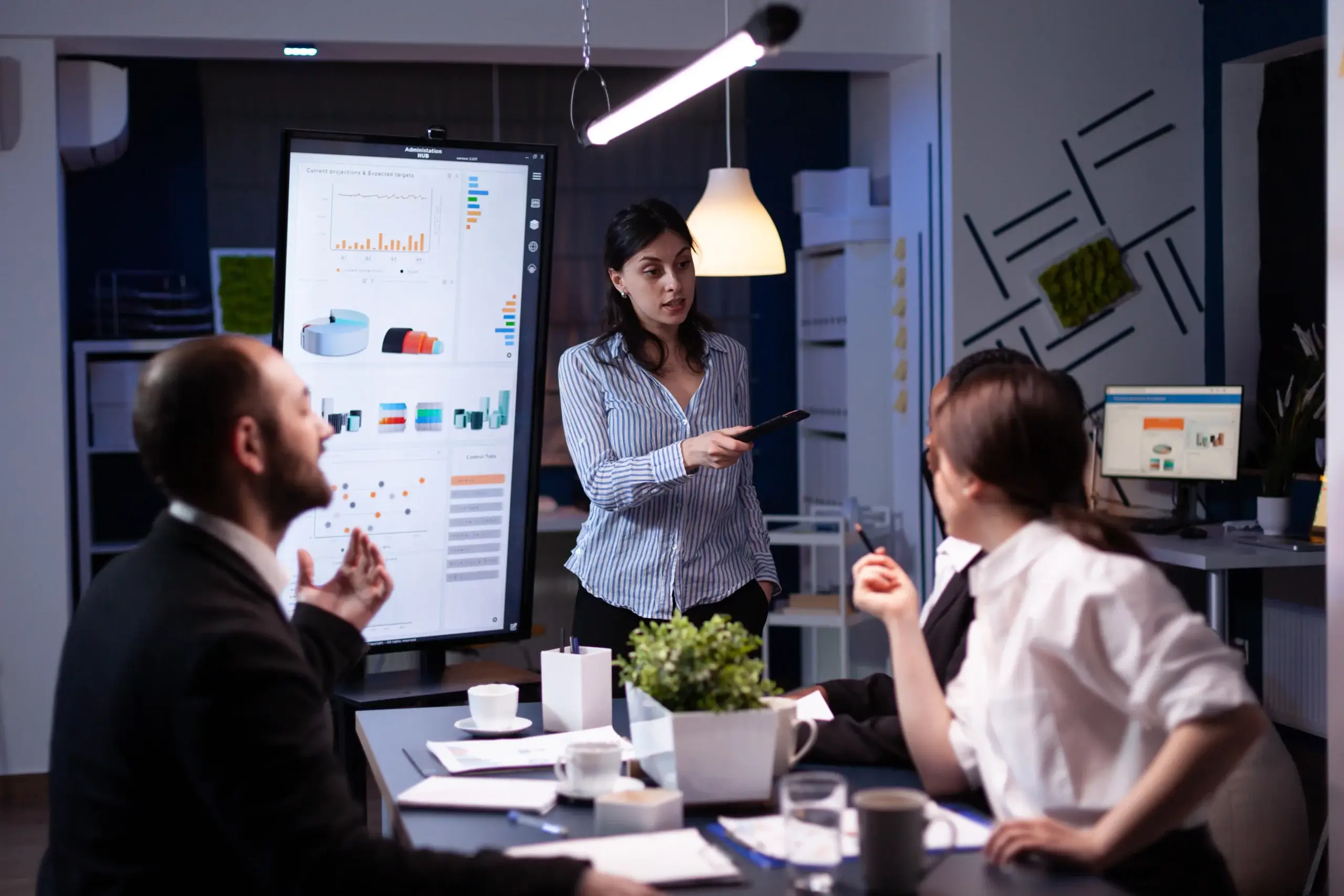 Une formatrice anime une session interactive de formations pour entreprises axée sur le management et le leadership. Autour d’une table, les participants réfléchissent et échangent sur des stratégies efficaces, illustrant l’importance de développer des compétences clés pour guider et motiver les équipes en milieu professionnel.