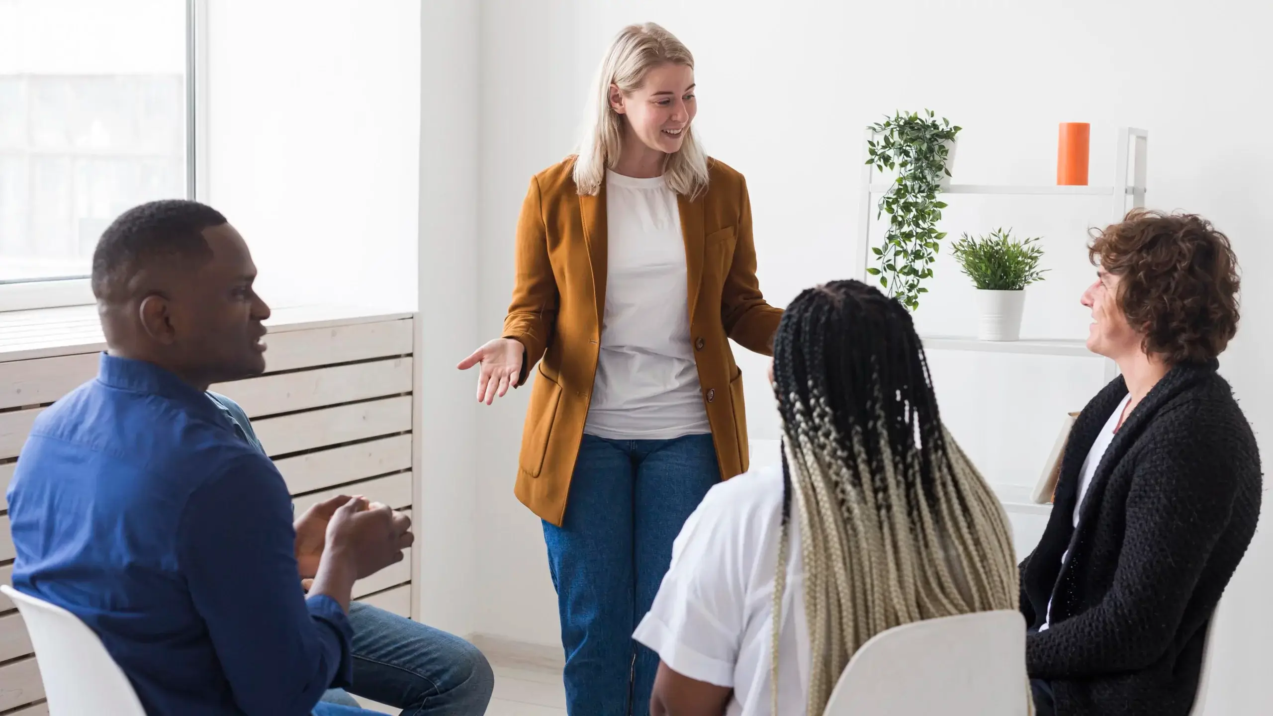 Une animatrice facilite un échange constructif lors d’une formation pour entreprises sur la médiation. Les participants, attentifs et engagés, illustrent l’importance du dialogue et de la résolution pacifique des conflits en milieu professionnel.