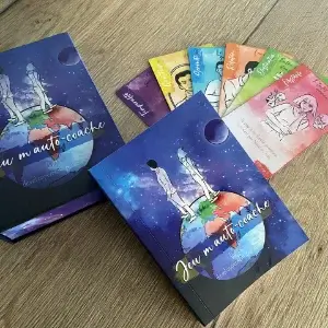 Un jeu de cartes colorées posées sur une table, illustrant un outil pratique et inspirant pour la guidance par la tarologie : tirage de cartes pour éclairer votre chemin et favoriser l'introspection et la prise de décision. Jeu m'auto-coache