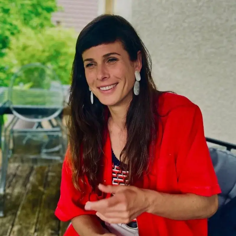 Nina Morel, formatrice en formation psycho-praticien certifiante (France/Suisse/Belgique), passionnée par l’authenticité, accompagne les professionnels à révéler leur potentiel et à incarner leur vision avec confiance et naturel.