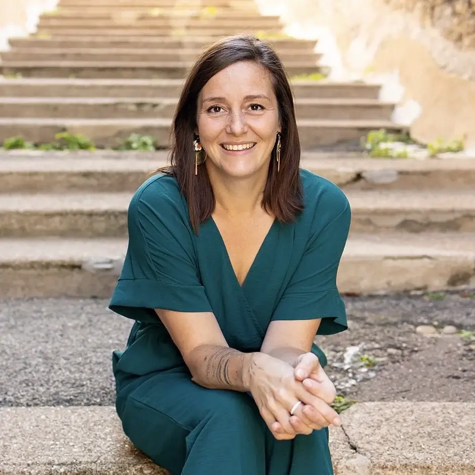 Laurie Girardot Jeancler, formatrice en formation psycho-praticien certifiante (France/Suisse/Belgique), art-thérapeute et experte en créativité, accompagne avec bienveillance les apprenants vers l’épanouissement personnel et professionnel.