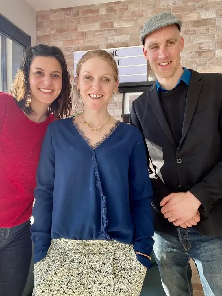 L'équipe qui a développé le "jeu m'auto-coache", un jeu de développement personnel : outils pour s'auto-coacher, pour favoriser l'épanouissement et la croissance individuelle.