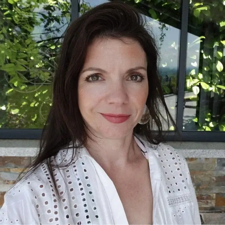 Céline Garcia, formatrice en formation psycho-praticien certifiante (France/Suisse/Belgique), ingénieure biomédicale et experte en sophrologie, hypnose et coaching, allie science et bien-être pour guider les apprenants vers une pratique thérapeutique épanouissante.